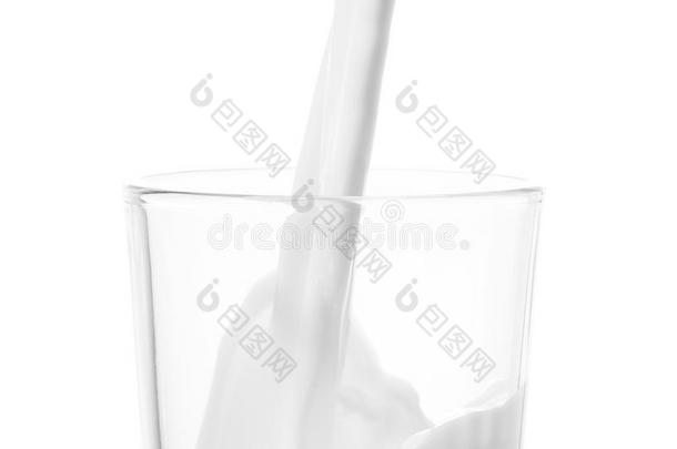 将牛奶倒入玻璃杯（牛奶飞溅）隔离