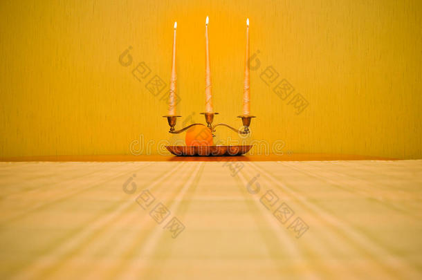 静物画：蜡烛和橙子