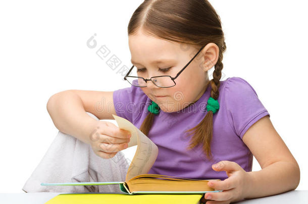 戴眼镜看书的可爱小女孩