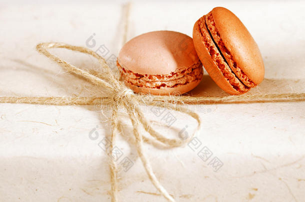 礼品盒上的fiestive macarons