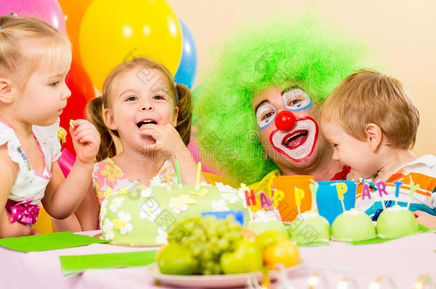 快乐的孩子们和小丑一起庆祝生日聚会