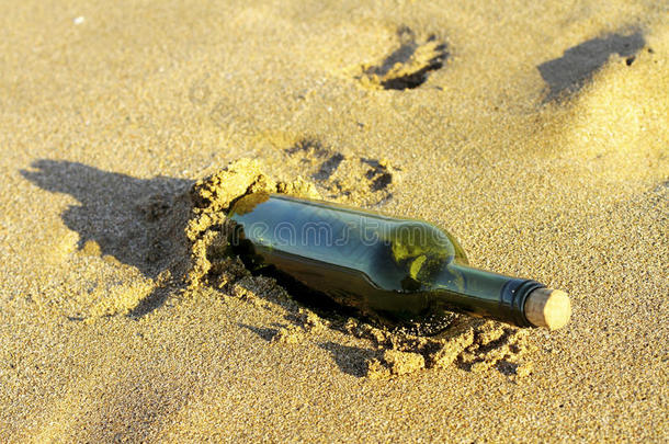在沙滩上用玻璃瓶<strong>传递信息</strong>