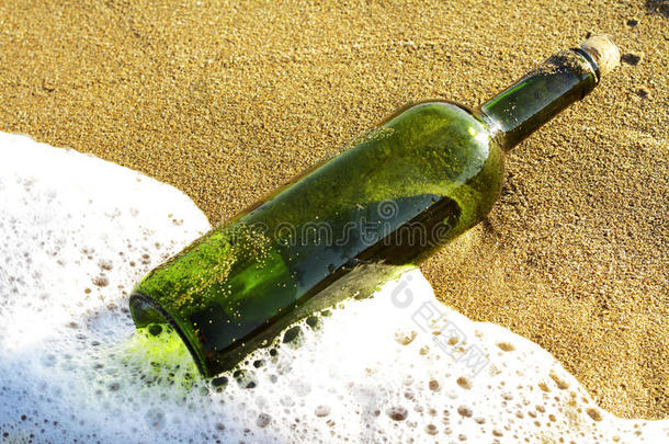 在沙滩上用玻璃瓶传递信息
