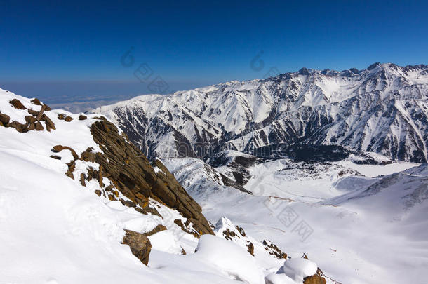 哈萨克斯坦阿拉木图附近的冬季山景