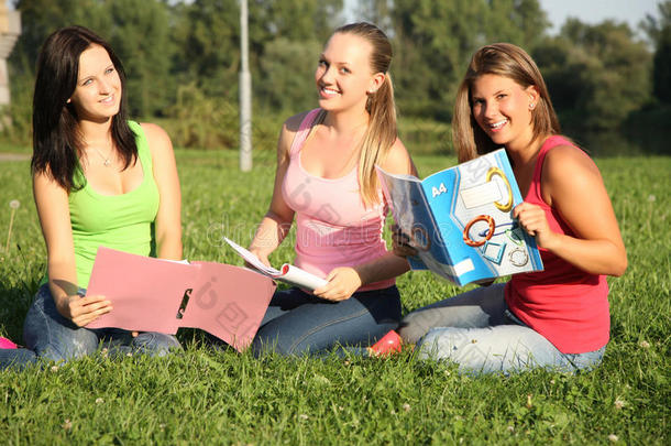 女孩们坐在公园里学习