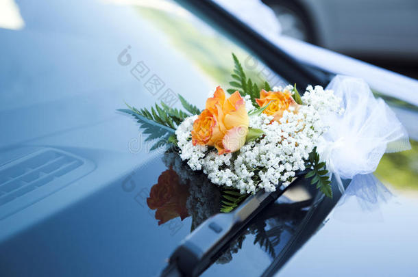 鲜花装饰的婚车