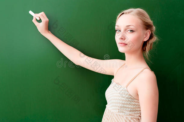 老师用粉笔<strong>在黑板上写字</strong>
