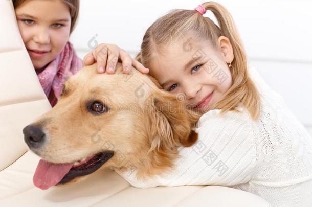 小女孩抱着宠物狗微笑