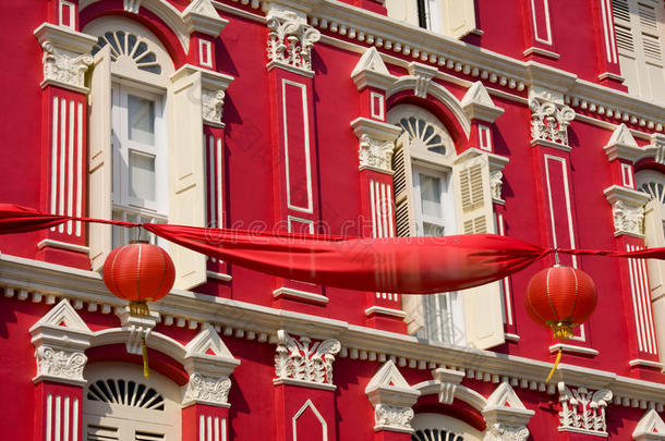 红色的门面和红色的中国灯笼。