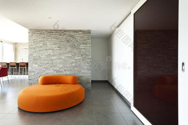 舒适的橙色扶手椅