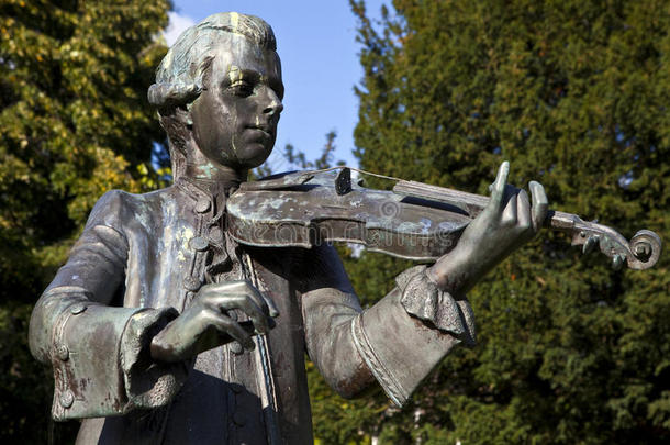 在<strong>阅兵</strong>花园，巴斯的莫扎特雕像