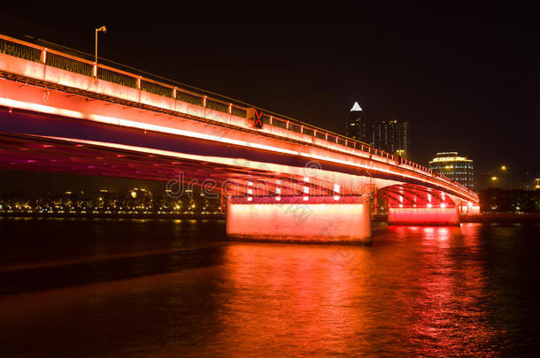 红灯里的桥