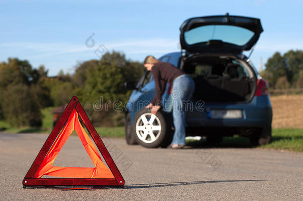 红色三角警示牌坏车