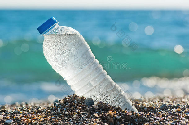 一瓶淡水在沙滩上
