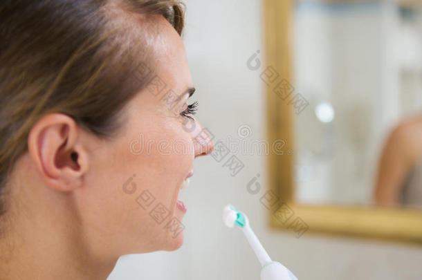 快乐女人用牙刷刷牙