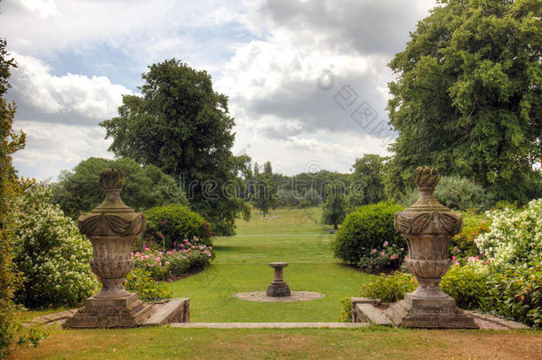 英国乡村房地产花园景观。