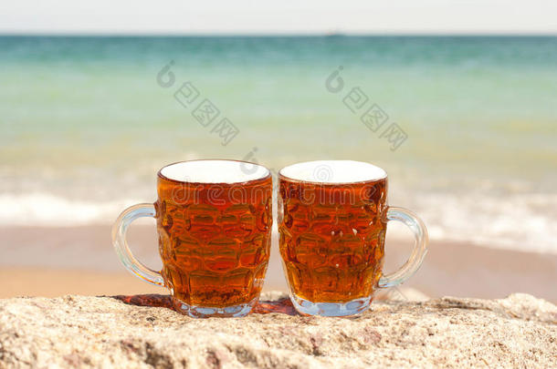 在海滩上<strong>喝杯</strong>冷<strong>啤酒</strong>