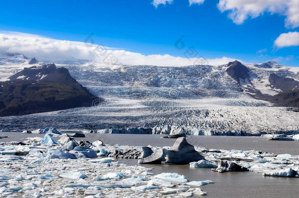 冰岛冰湖和冰山湖