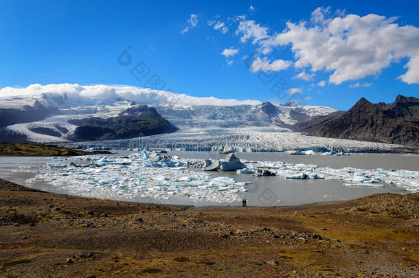 冰岛冰湖和冰山湖日景