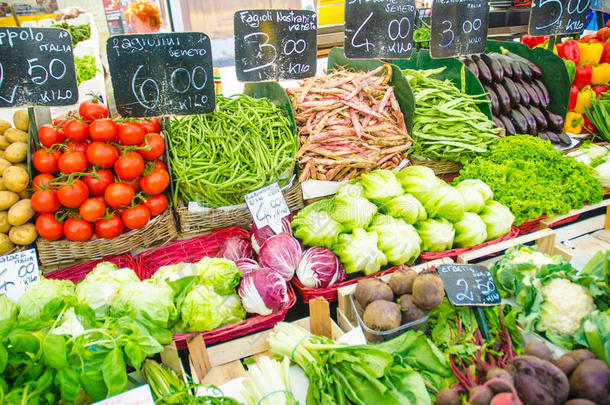 市场摊位上的水果和蔬菜