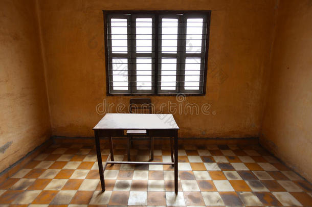 有桌子的房间，禁欲主义的，旧的有瓷砖的