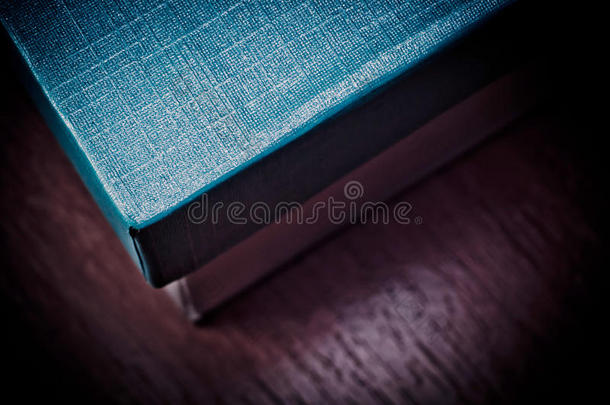 木桌上的<strong>蓝色封面</strong>盒