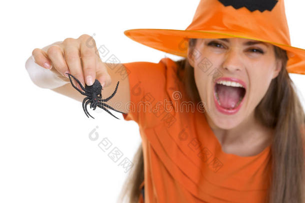 戴万圣节帽子的女人被蜘蛛吓坏了