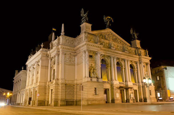晚上的利沃夫歌剧院