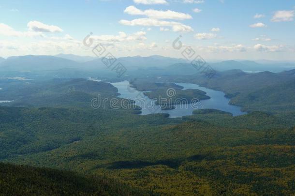 阿迪罗白面山的平静湖景观