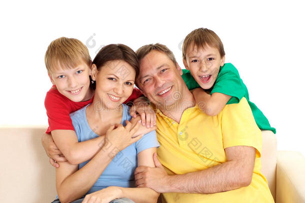 穿着亮色t恤的精致家庭