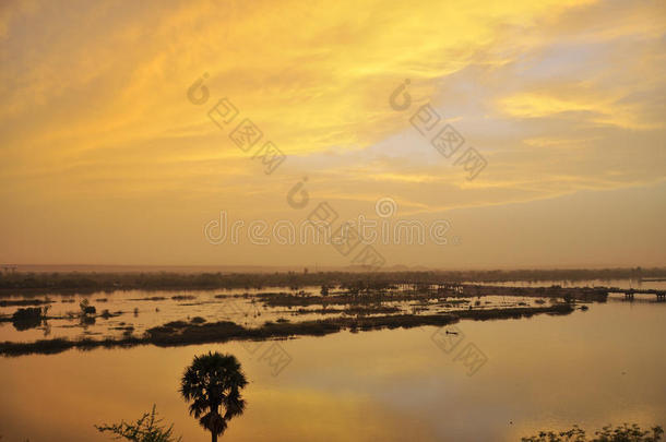 尼日尔河上的超现实日落