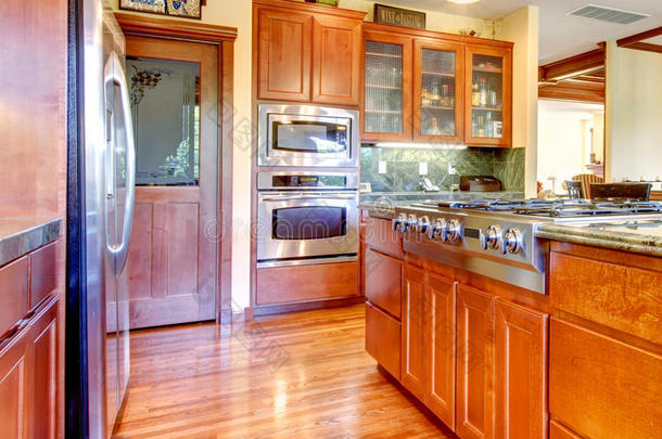 豪华樱桃木厨房内部与硬木。