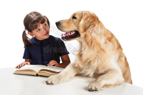 小女孩给她的狗朗读