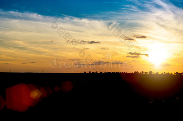 草地和夕阳