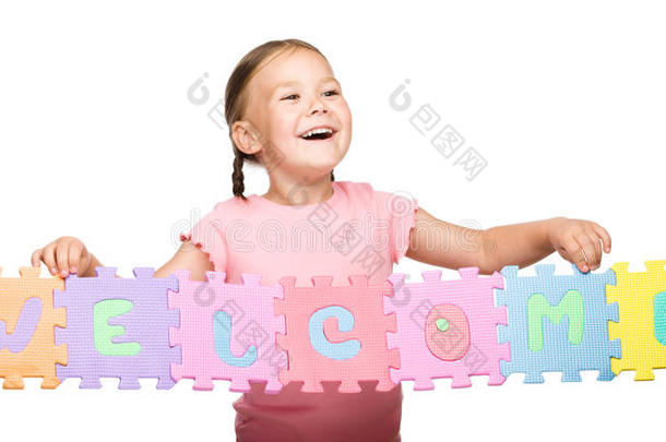 可爱的小女孩举着欢迎标语