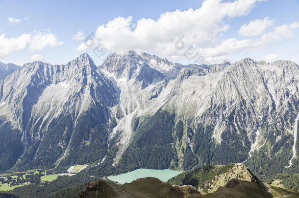 意大利阿尔卑斯山的山峰、山谷和湖泊