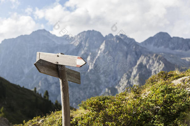 徒步旅行路线指示器。