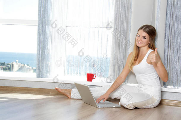 带着笔记本电脑的快乐微笑的女人