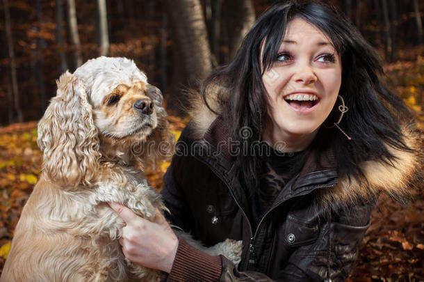 女孩和美国可卡猎犬