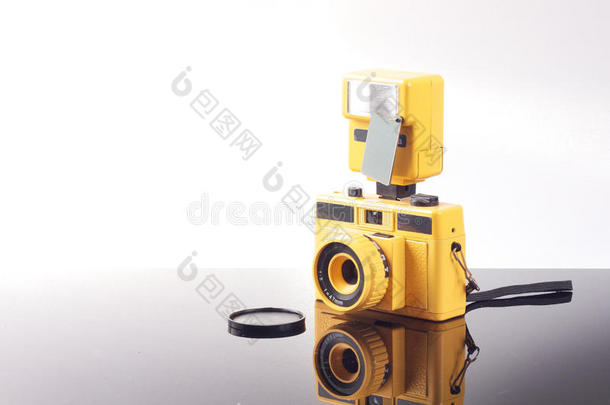 黄色玩具相机