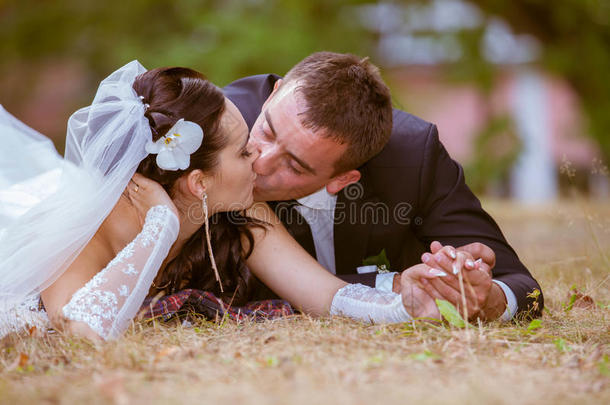 新郎新娘在公园的婚礼照片