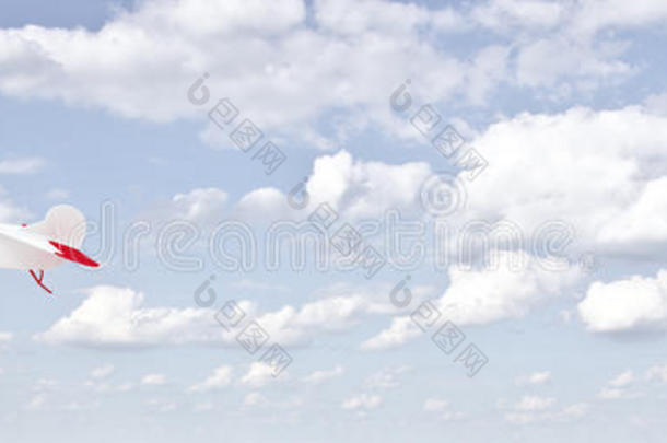 天空中有云的双翼飞机