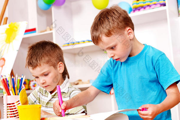 孩子们在幼儿园画画。