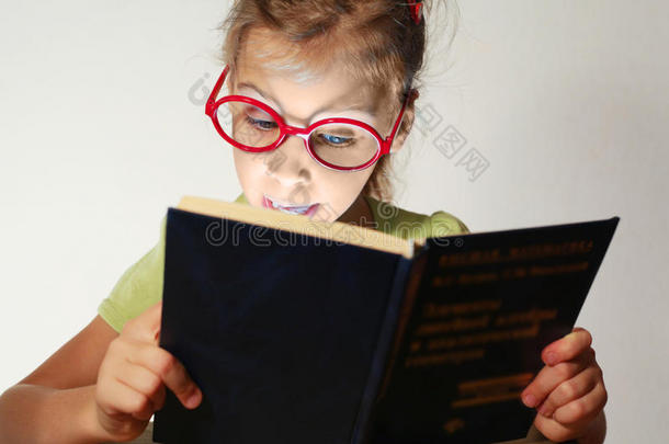 戴红眼镜的女孩读蓝皮书