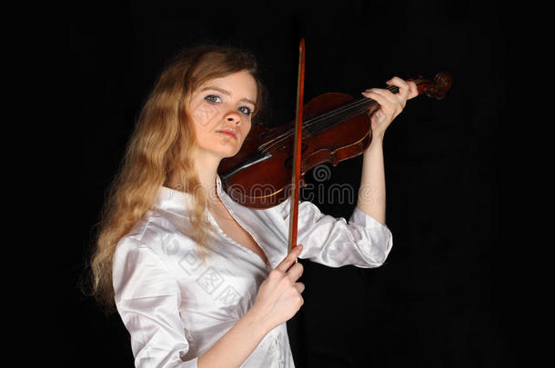 漂亮，穿衬衫的女孩玩中提琴