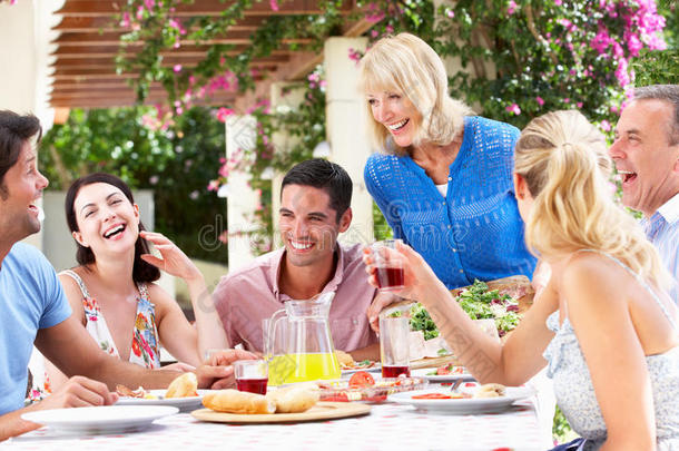 年轻夫妇和老年夫妇享受家庭<strong>聚餐</strong>