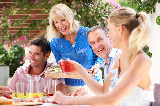 年轻夫妇和老年夫妇享受家庭聚餐