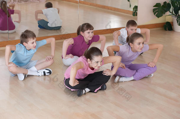从事体育锻炼的一群孩子。