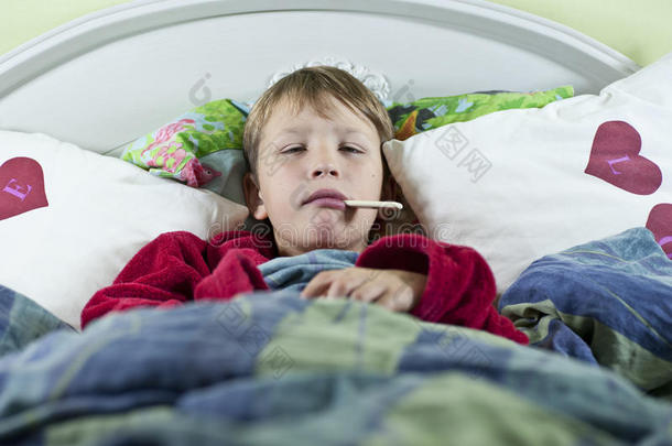 患流感卧床的男孩