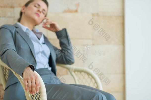疲惫的女商人在椅子上放松的特写镜头